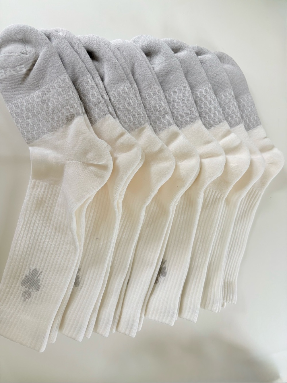 Bombas 8 Pack White Cushioned Athletic Crew Socks  Size M
